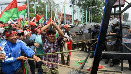 Népal : des manifestants contre le projet de constitution affrontent la police anti-émeute