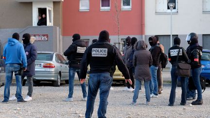 La police sécurise la cité Ozanam, à Carcassonne, au cours d'une perquisition, le 23 mars 2018. (ERIC CABANIS / AFP)