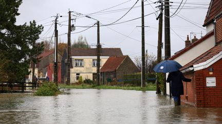 Les pieds dans l'eau à Le Doulac, dans le Pas-de-Calais en proie à d'importantes inondations en novembre 2023. (AURELIEN MORISSARD / AFP)