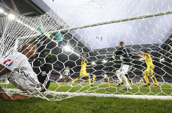 Jerome Boateng termine dans les buts après avoir repoussé une tentative ukrainienne, dimanche 12 juin 2016. (GONZALO FUENTES / REUTERS)