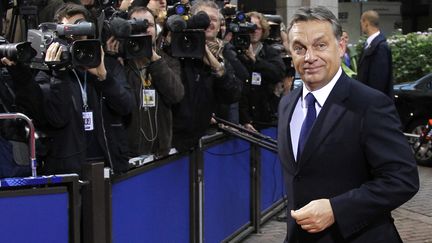 Le Premier ministre hongrois, Viktor Orban, &agrave; son arriv&eacute;e au sommet europ&eacute;en de Bruxelles (Belgique), le 26 octobre 2011.&nbsp; (FRAN&Ccedil;OIS LENOIR /&nbsp;REUTERS)