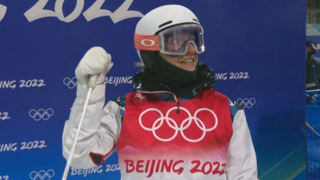 Championne olympique en titre, Perrine Lafont atteint le dernière manche de la finale du ski de bosses avec une manche à 77,62 points sur son deuxième run.