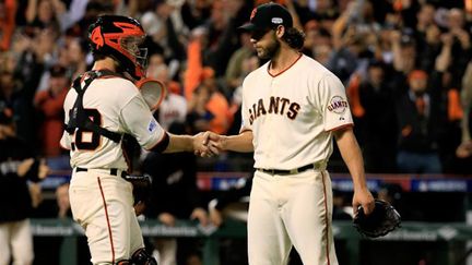 Le lanceur des Giants Madison Bumgarner félicité par Buster Posey