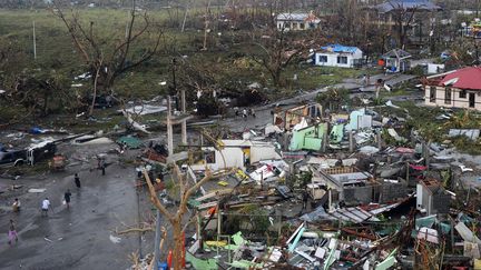 ville d&eacute;truite de Tacloban, Est de l'&icirc;le de Leyte aux Philippines, el 9 novembre 2013 apr&egrave;s el passage du typhon Haiyan (NOEL CELIS / AFP)