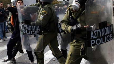 Heurts entre jeunes et policiers dans le centre d'Athènes, 6 décembre 2010. (AFP)