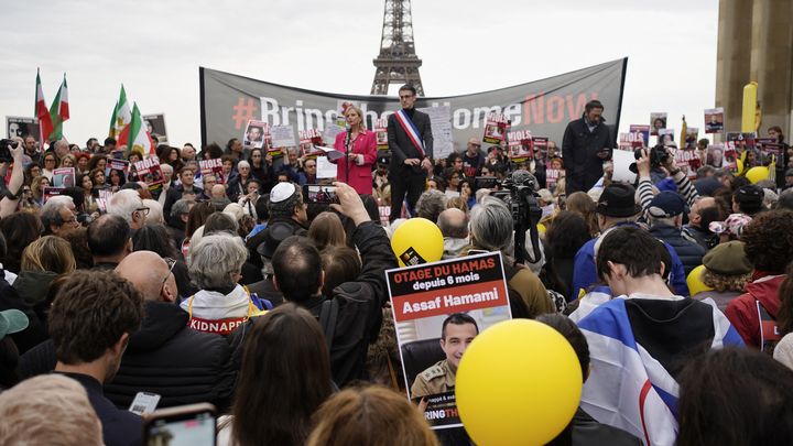 Une manifestation en soutien aux otages retenus par le Hamas, à Paris, le 7 avril 2024. (LAURE BOYER / HANS LUCAS / AFP)