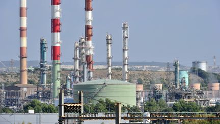 La raffinerie LyondellBasell &agrave; Berre-l'Etang (Bouches-du-Rh&ocirc;ne), le 26 septembre 2011. (BORIS HORVAT / AFP)