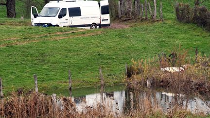 Des enquêteurs inspectent&nbsp;l'explotation agricole à&nbsp;Mayran (Aveyron), après la mort d'une employée agricole de la chambre d'agriculture de Rodez, le 17 février 2016. (JOSE TORRES / AFP)