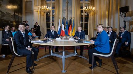 Volodymyr Zelensky, Emmanuel Macron, Vladimir Poutin&nbsp;et Angela Merkel sont réunis à&nbsp;l'Elysée (Paris), le 9 décembre 2019. (HO / UKRAINIAN PRESIDENTIAL PRESS SER / AFP)