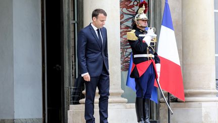 Emmanuel Macron sur le perron de l'Élysée, le 15 mai 2018.&nbsp; (LUDOVIC MARIN / POOL)