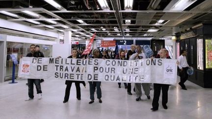 Grève à Air France (manifestants le 30 octobre à Orly) (ALEXANDER KLEIN / AFP)