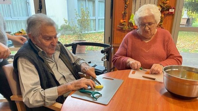 Des résidents de l'Ehpad du Hameau la Loupière à Briennon-sur-Armançon dans l'Yonne en pleine activité cuisine. (ANNE-LAURE DAGNET)