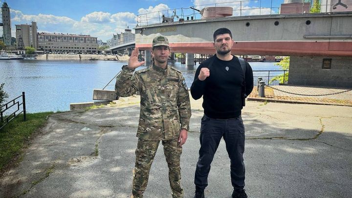 Un représentant de la légion Liberté de la Russie, à gauche, et le fondateur du Corps des volontaires russes, Denis Kapoustine, surnommé "White Rex", posent devant le destroyer Jelezniakov à Kiev. Photo postée le 17 mai 2023 sur les réseaux sociaux. (LEGION LIBERTE DE RUSSIE / TELEGRAM)