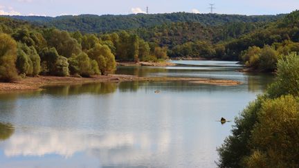 Le lac de Saint-Cassien (Var) en octobre 2020. (SYLVESTRE / MAXPPP)