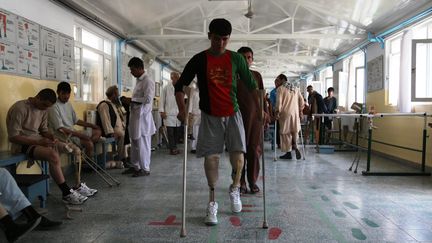 Un&nbsp;Afghan marche avec ses jambes prothétiques au centre orthopédique du Comité international de la Croix Rouge à Kaboul, en 2016.
  (RAHMAT ALIZADAH / MAXPPP)