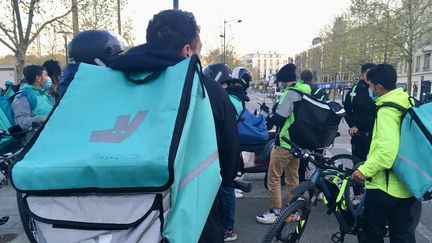 Les livreurs des plateformes Uber Eats et Deliveroo en grève à Rennes (Ille-et-Vilaine) le 4 avril 2021 (MAXIME GLORIEUX / FRANCE BLEU ARMORIQUE / RADIO FRANCE)