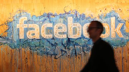 Le logo de Facebook au siège de la compagnie à Dublin (Irlande), le 22 octobre 2015. (CHRISTOPH DERNBACH / DPA / AFP)