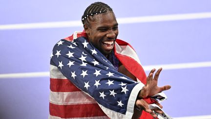 Noah Lyles célèbre son titre olympique sur 100 m avec une référence à un manga, le 4 août 2024. (KANAME MUTO / AFP)