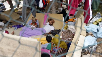 Des migrants dans le centre de r&eacute;tention de Lampedusa (Italie), le 5 octobre 2013. (ANTONIO PARRINELLO / REUTERS)