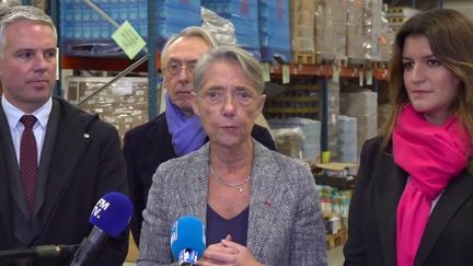 En déplacement dans la Marne, jeudi 3 novembre, la Première ministre Élisabeth Borne a annoncé la création d'un fonds de 60 millions d'euros, qui&nbsp;doit permettre aux Français les plus fragiles d'accéder à une alimentation de qualité. (FRANCEINFO)