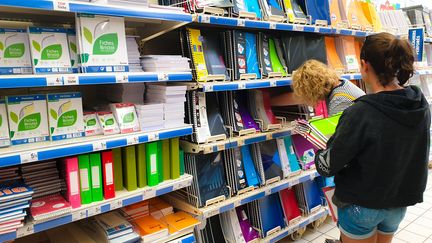 Les parents achètent des fournitures scolaires avec leur enfant dans un supermarché quelques jours avant la rentrée. Valence, France - 23 août 2019 (NICOLAS GUYONNET / HANS LUCAS)