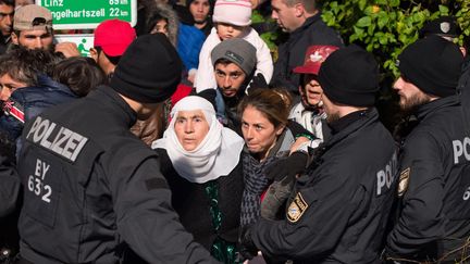 &nbsp; (Des réfugiés syriens devant la police allemande à la frontière avec l'Autriche le 29 octobre 2015 ©maxPPP)