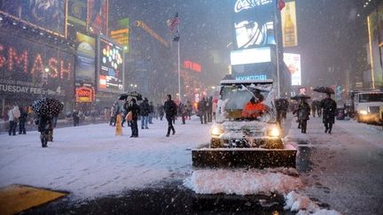 Times Square, &agrave; New York (Etats-Unis), le 8 f&eacute;vrier 2013. La ville est touch&eacute;e par un blizzard important. (MEHDI TAAMALLAH / AFP)