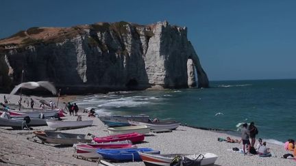 Seine-Maritime : les falaises d'Etretat, un site protégé mais dangereux&nbsp; (France 2)