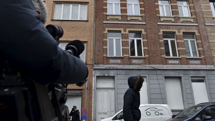 Des journalistes devant l'immeuble de Molenbeek où Salah Abdeslam a été arrêté, le&nbsp;18 mars 2016. (ERIC VIDAL / REUTERS)