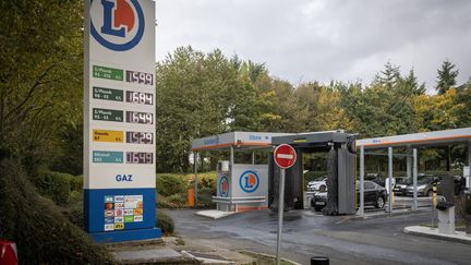 Une station-service d'un centre E. Leclerc à Gonesse (Val-d'Oise). (SERGE TENANI / HANS LUCAS)