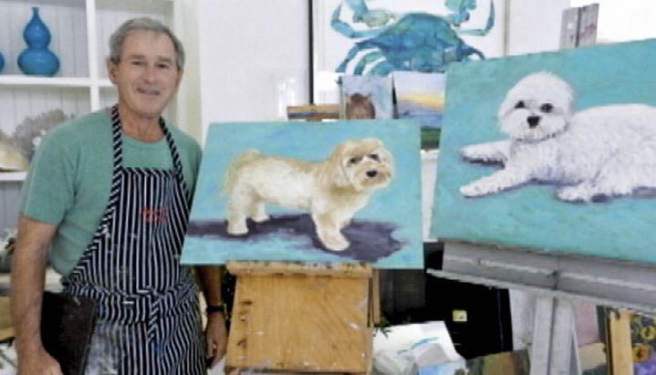 George W. Bush devant les tableaux de ses chiens, lors d'un reportage de la cha&icirc;ne am&eacute;ricaine&nbsp;Fox News. (CAPTURE D'ÉCRAN/FOX NEWS)