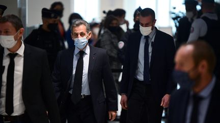 Nicolas Sarkozy à son arrivée au palais de Paris, mardi 8 décembre 2020. (MARTIN BUREAU / AFP)