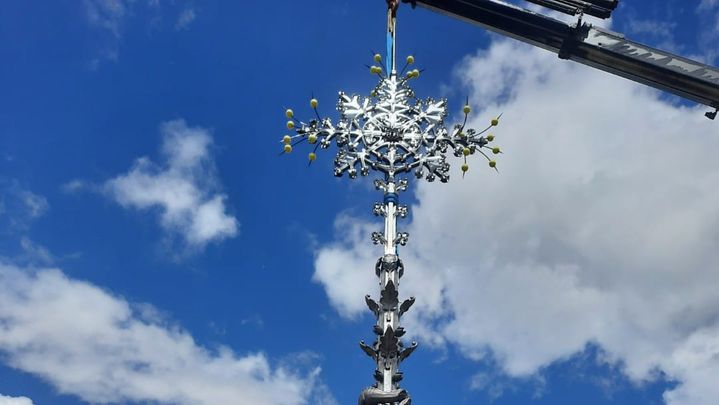 La croix en tête de Notre-Dame dans la cour de l'atelier Fer Art Forge qui l'a restaurée.  (ANNE CHEPEAU / RADIO FRANCE)