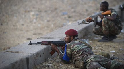 Des soldats maliens en position &agrave; Gao, au Mali, le 13 avril 2013. (JOEL SAGET / AFP)