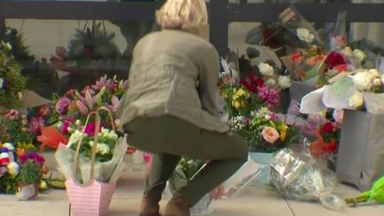 Le 9 mai à midi, les cloches des églises d'Avignon (Vaucluse) ont sonné en la mémoire d'Éric Masson, policier tué lors d'un contrôle sur un point de deal de la ville. Noémie Dahan est en duplex pour raconter cette émotion.&nbsp; (FRANCE 2)