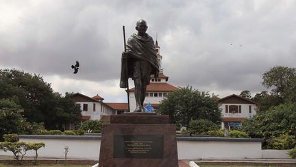 La statue de Gandhi dans le campus de l'université d'Accra au Ghana, en septembre 2016. (CHRISTIAN THOMPSON/AP/SIPA / AP)