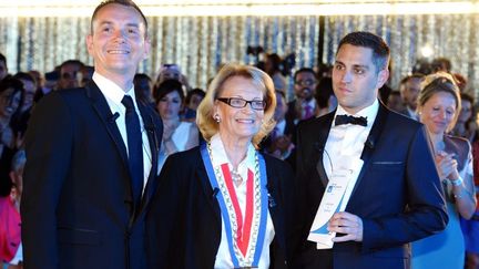 La maire de Montpellier (H&eacute;rault), H&eacute;l&egrave;ne Mandroux, pose avec Vincent Autin (&agrave; gauche) et Bruno Boileau (&agrave; droite), &agrave; l'occasion du premier mariage d'un couple de m&ecirc;me sexe, le 29 mai 2013.&nbsp; (GERARD JULIEN / AFP)