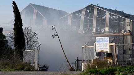 De la fumée s'élève au-dessus du centre de stockage des déchets de Saint-Chamas (Bouches-du-Rhône), le 5 janvier 2022. (NICOLAS TUCAT / AFP)