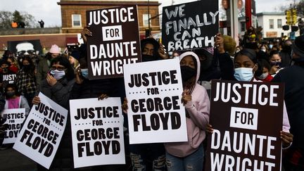 Des manifestants célèbrent&nbsp;le verdict du procès de Derek Chauvin, le 20 avril 2021, à Minneapolis (Minnesota). (STEPHEN MATUREN / GETTY IMAGES NORTH AMERICA / AFP)