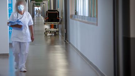 Une infirmière dans un couloir de l'hôpital Nord-France-Chomté, à Trévenans (Territoire de Belfort), le 15 juin 2021. (LIONEL VADAM  / MAXPPP)