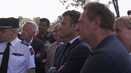 Emmanuel Macron&nbsp;a promis des moyens supplémentaires pour lutter contre les feux et pour la protection des forêts. (FRANCEINFO)