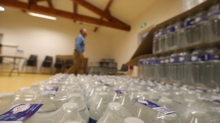 Des bouteilles d'eau destinées à pallier une coupure d'eau du robinet, en juin 2022 à Villars-sur-Var (Alpes-Maritimes). (MAXPPP)