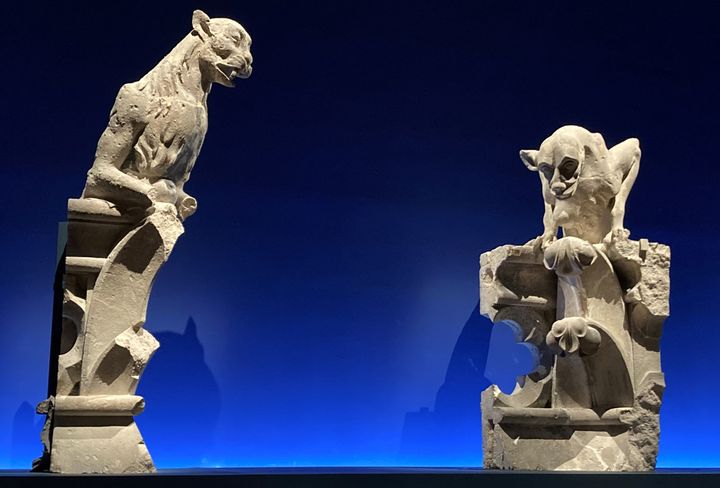 Deux chimères de Notre-Dame de Paris présentées dans l'exposition "Figures du fou", au musée du Louvre, en octobre 2024. (VALERIE GAGET / FRANCEINFO CULTURE)