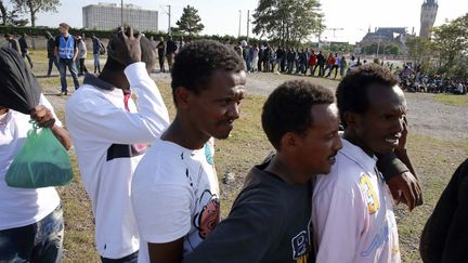 Des migrants &eacute;rythr&eacute;ens lors d'une distibution de nourriture &agrave; Calais, le 1er ao&ucirc;t 2014. ( PASCAL ROSSIGNOL / REUTERS)