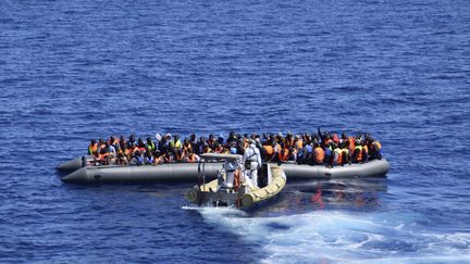 Des migrants sont secourus par les garde-côtes italiens au large de la Sicile, le 11 avril 2016. (REUTERS)