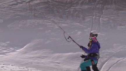 Montagne : les stations de ski se réinventent avec le snowkite