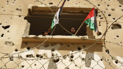 Des Palestiniens manifestent pr&egrave;s de Rafah pour demander &agrave; l'Egypte de suspendre son blocus de la bande de Gaza, le 19 mars 2012. (IBRAHEEM ABU MUSTAFA / REUTERS)