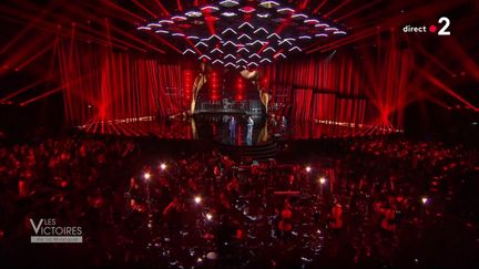 Les présentateurs Stéphane Bern et Laury Thilleman&nbsp;sur le plateau de la 36e cérémonie des Victoires de la musique, à Paris, le 13 février 2021. (FRANCE TELEVISIONS)