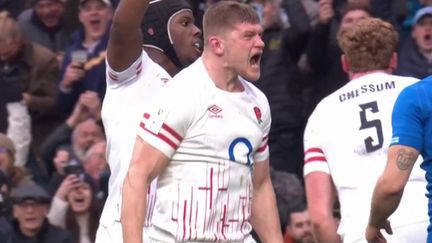 Piqués au vif contre l’Écosse en ouverture du Tournoi, les Anglais se rassurent d’entrée grâce à Jack Willis. Le flanqueur du Stade toulousain aplatit dans l’en-but italien puis Owen Farrell se charge de transformer. 7 à 0 pour le XV de la Rose après 14 minutes de jeu.