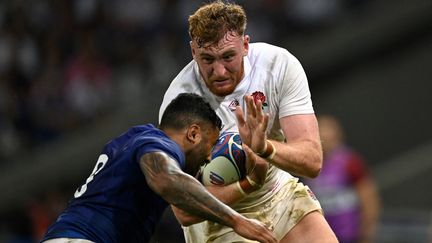 La charge de l'Anglais Ollie Chessum face à la défense samoane, le 7 octobre au stade Pierre-Mauroy de Lille (MIGUEL MEDINA / AFP)